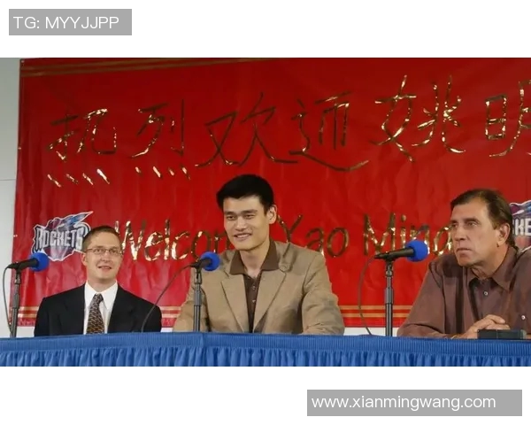 姚明投进花球瞬间引发全场热烈欢呼展现篮球魅力与人气的完美结合